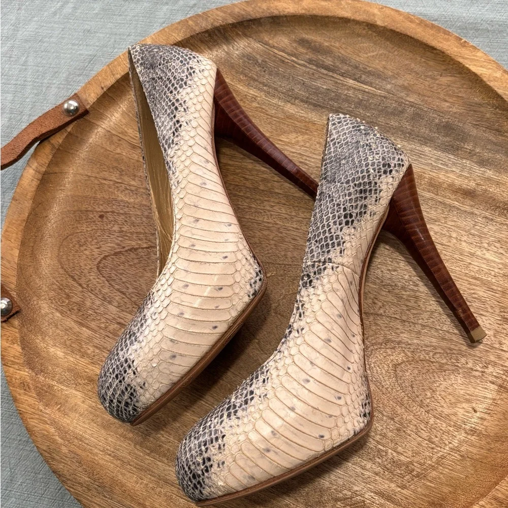 Stuart Weitzman Snakeskin Reptile Patterned Heels in Cream and Gray 7.5